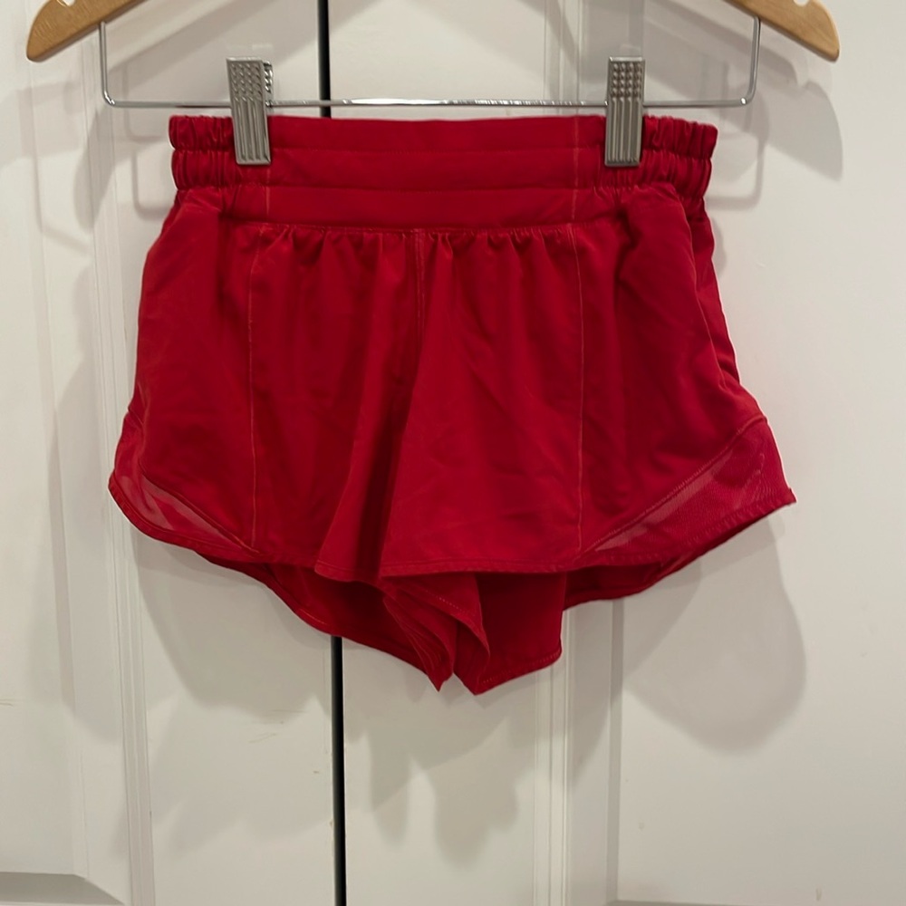 Lululemon low rise 2.5 hotty hot shorts